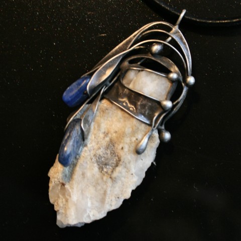 Magie krystalu (křemenný krystal) šperk achát přírodní autorský surový disthen křemenný krystal 