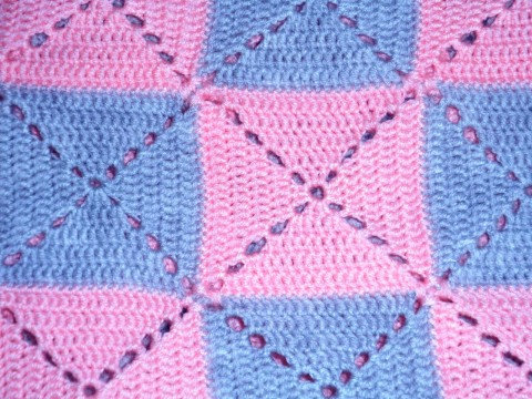 Háčkovaná deka růžová deka šedá přikrývka 
