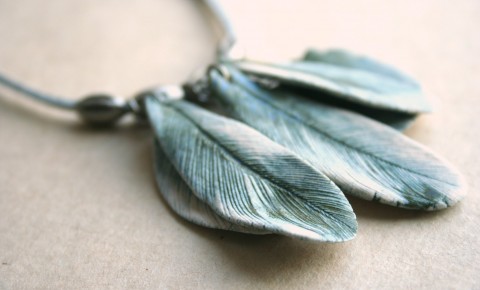 keramický náhrdelník z peříček modrý pták hrací pírko veselý peříčko hravý visící bimbací lehkost 