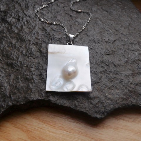 Náhrdelník - Bílá perla v lastuře dřevo náhrdelník perla v lastuře 