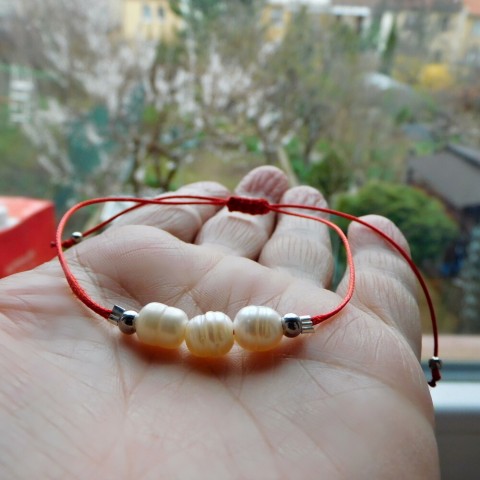 Náramek --3x perla náramek pravá perla červená šňurka 