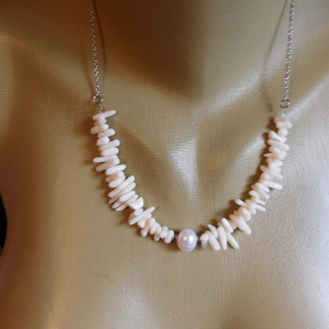 Náhrdelník --Bílý sekaný korál .. náhrdelník nerez perla říční bílý sekaný korál 
