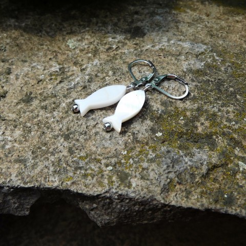 Naušnice - bílé perleťové rybky nerez naušnice bílá perleť 