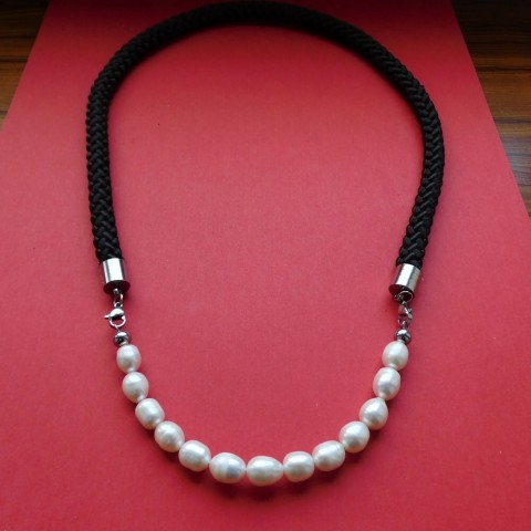 Náhrdelník s pravými bílými perlami náhrdelník nerez stříbrná bílá perla černé lanko 
