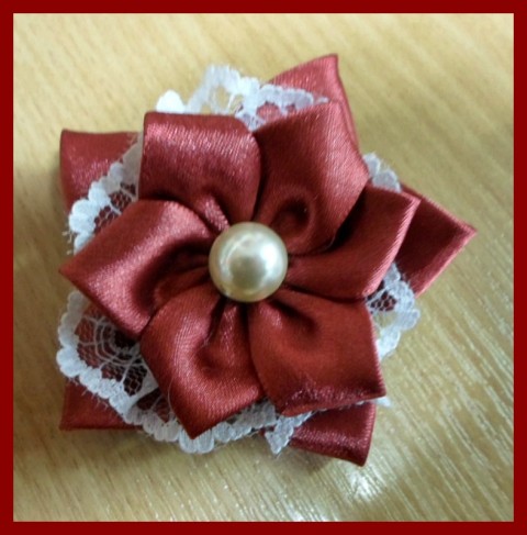 Carmen brož šperk květ krajka perla kanzashi okrasa 