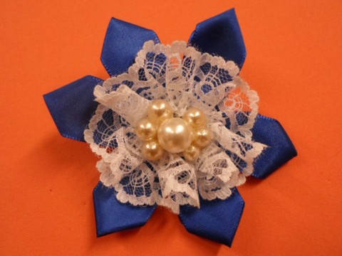 Krajkařka brož dekorace květ ozdoba krajka perla kanzashi okrasa 