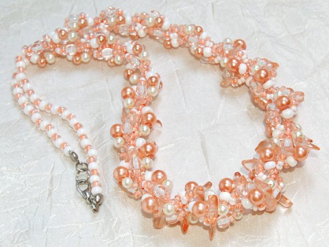 Perličkový - lososová/bílá šperk náhrdelník originální korálky růžová letní moderní elegantní bílá lososová spirála luxusní bižuterie módní perličky rokajl perly výrazný voskované masivní efektní 