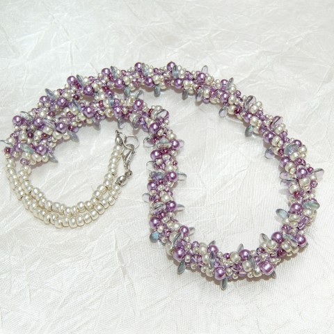 V jemných tónech silver/lila šperk náhrdelník originální korálky sklo fialová moderní levandulová extravagantní spirála bižuterie módní stříbrná rokajl výrazný čirá efektní čočka 