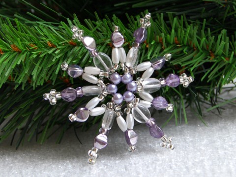 Vánoční hvězda - bílá/fialová VAN05 dekorace originální korálky vánoce sklo fialová vánoční hvězda ozdoba stříbrná třpytivá rokajl čirá vločka tvarovky 
