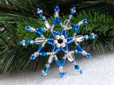Vánoční hvězda - bílá/modrá VAN12 dekorace originální korálky modrá vánoce sklo vánoční hvězda ozdoba stříbrná třpytivá rokajl čirá vločka tvarovky 