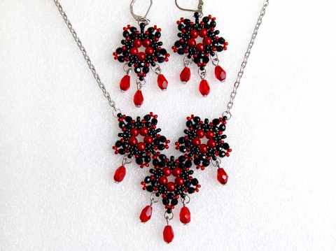 Lady vamp - souprava červená šperk náhrdelník originální náušnice moderní elegantní sada černá souprava visací extravagantní bižuterie módní perličky broušené společenské kapky ples efektní gothic třpytivé set 