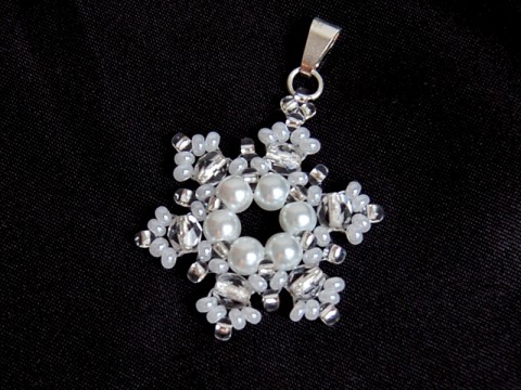 Snowflakes 05 - přívěsek pr. 3cm šperk přívěsek originální moderní elegantní bílá hvězda krajka bižuterie módní stříbrná perličky společenské čirá efektní třpytivý vločka 