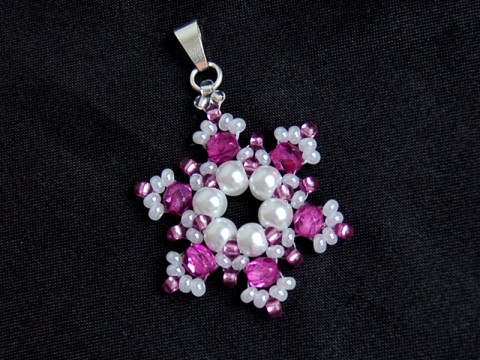 Snowflakes 06 - přívěsek pr. 3cm šperk přívěsek originální růžová moderní elegantní bílá hvězda krajka bižuterie módní stříbrná perličky fuchsiová společenské čirá efektní třpytivý vločka 