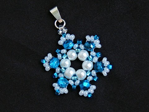 Snowflakes 07 - přívěsek pr. 3cm šperk přívěsek originální modrá moderní elegantní bílá hvězda krajka bižuterie módní stříbrná perličky společenské čirá efektní třpytivý vločka 