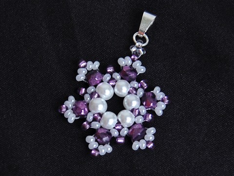 Snowflakes 08 - přívěsek pr. 3cm šperk přívěsek originální fialová moderní elegantní bílá hvězda krajka bižuterie módní stříbrná perličky společenské čirá efektní třpytivý vločka 