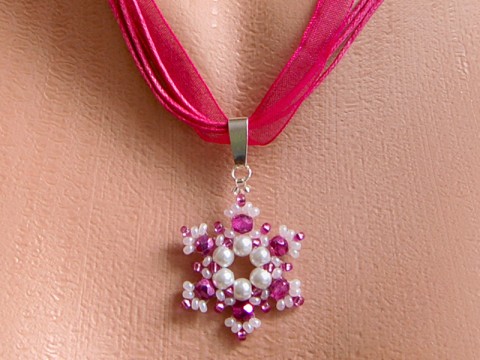 Snowflakes 11 - náhrdelník šperk náhrdelník přívěsek originální stuha růžová moderní elegantní bílá hvězda krajka bižuterie módní stříbrná perličky fuchsiová společenské čirá efektní třpytivý vločka 