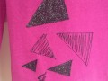 Triko tmavě růžové s trojúhelníky