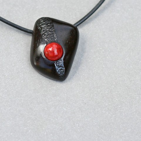 Nezkrotná | Červený korál v ebenu dřevo červená šperk náhrdelník přívěsek korál elegantní přírodní černá šedá červený nerez antialergický energie struna handmade chirurgická ocel eben ebenové afrodiziakum lanýž 