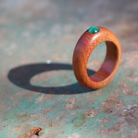Dřevěný prsten ze švestky, malachit dřevo dřevěný prsten přírodní prstýnek svatební kamínek malachit snubní zásnubní 