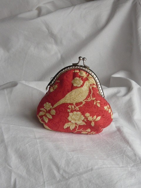 Rámečková kabelička s ptáčky kabelka peněženka patchwork batika růže retro kasička drobnosti kapsička mobil brýle mandala deštník etikety rtěnka 