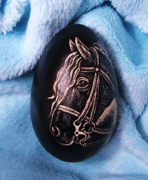 Husí vyškrabovaná kraslice dekorace kůň černá velikonoce kraslice vyškrabovaná frís 