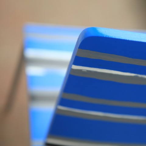 Židle Švédka v triku dřevo kov modrá recyklace bílá překližka černá triko šedá pruhovaná pruh pruhované proužek proužkovaná proužkované recy recyklované židle židlička trikot 