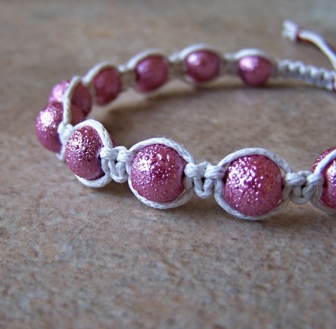Náramek - Když rozkvetou jabloně šperk šperky náramek originální korálky růžová bílá bižuterie módní náramky perle bižu uzlíky trendy uzlíkování macramé drhané uzle shamballa zvrásněné perle 