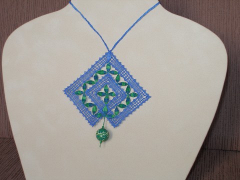 NÁHRDELNÍK - JARNÍ OBLOHA originální paličkovaný šperk modro-zelený malovaná perla pevné krajkářské nitě. 