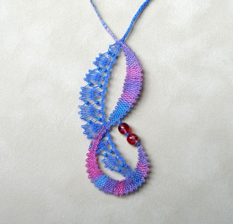 NÁHRDELNÍK - BAREVNÉ SNĚNÍ skleněné korálky originální paličkovaný šperk pevné krajkářské nitě. modro-fialový 