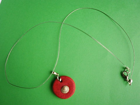 červený kruh s bílou mušlí kroužek přívěsek z fima bílá mušlička 