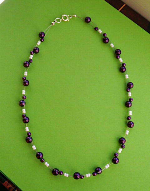 fialový krokus náhrdelník elegantní stříbrné komponenty bílé korálky fialové perličky dvou velikostí 