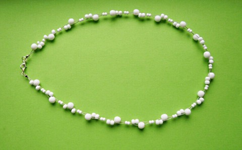 jen bílá náhrdelník elegantní stříbrné komponenty bílé korálky tří velikostí 