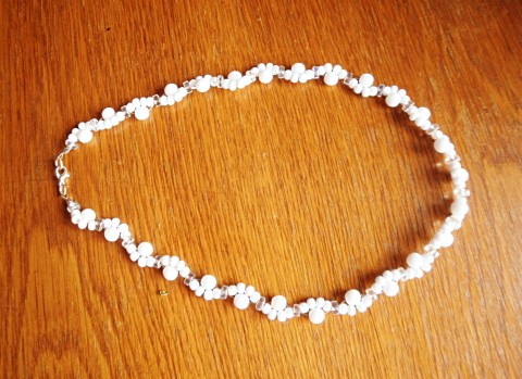 bílé vlnky na lanku náhrdelník elegantní stříbrné komponenty bílé korálky dvou velikostí jeden plochý průhledný koráek 