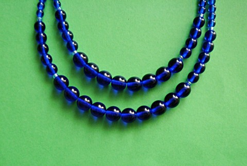 švestkově modrý náhrdelník elegantní stříbrné komponenty dvě řady modré korálky tří velikostí malé světle modré korály 