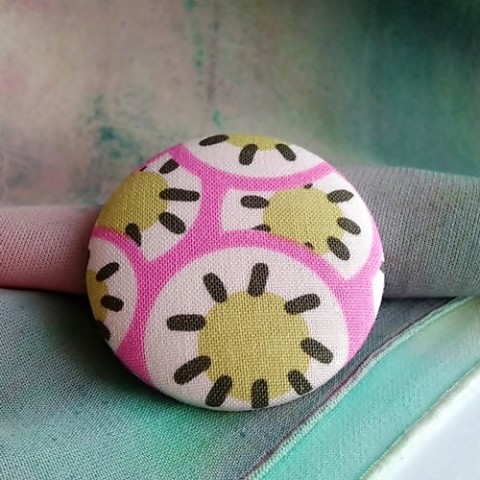 Brož Strakatá brož náušnice růžová letní svěží sada button strakatá můstek buton alergie buttonky 