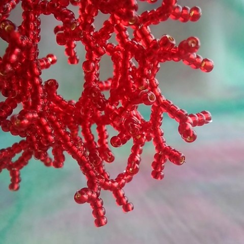 Šité náušnice korály červená korálky korál náušnice holčičí letní šité afroháček rokajl led plast háček rudá průsvitný rokail krev sladký 