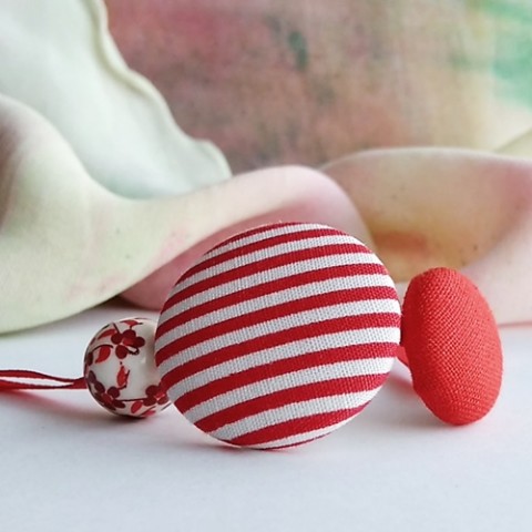 Butonkový náramek Pruhovaný červená náramek srdce náušnice letní bílá láska puntík léto karabinka button buton magnet alergie buttonky 