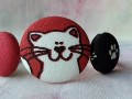 Butonkový náramek Kočka v červené