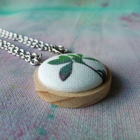 Buttonkový náhrdelník Zelené lístky dřevo náhrdelník bílá láska přírodní louka léto řetízek kytka luční buton dřevěné lůžko 
