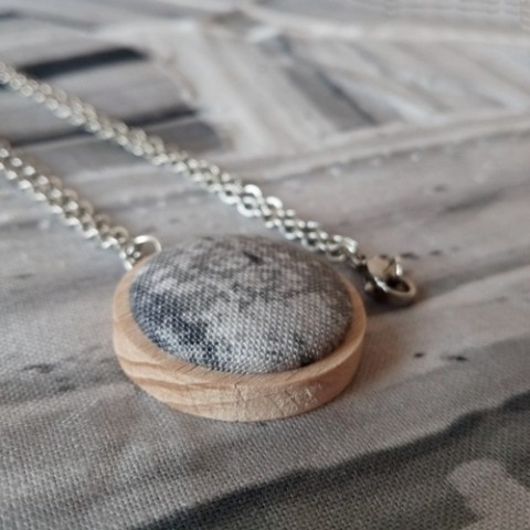 Buttonkový náhrdelník dřevo náhrdelník láska příroda přírodní hnědá šedá léto řetízek buton dřevěné lůžko 