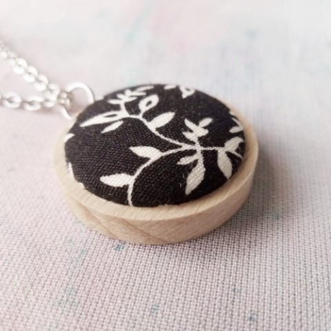 Buttonkový náhrdelník dřevo náhrdelník lístek láska příroda přírodní léto řetízek kytka buton dřevěné lůžko lístkové 