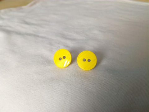 Žluté knoflíčky s proužkem knoflík puzetky puzetka puzeta knoflíček knoflíkový 