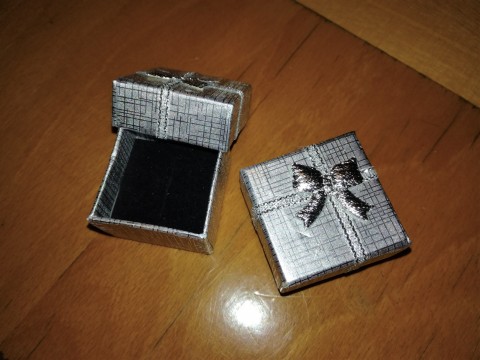 Krabička na šperky-stříbrná s mašlí krabička stříbrná dárková krabička 