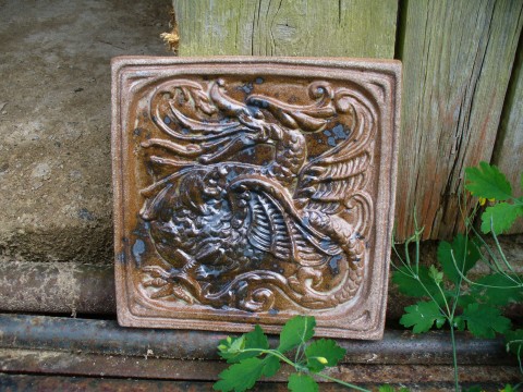 Kachle s reliéfem draka IV. drak ornament fantasy reliéf kachle 