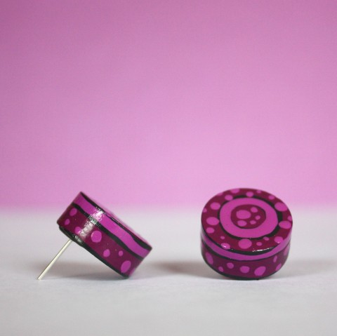 Koláčkové náušnice - puzety dřevo dřevěné malované náušnice puntíky tečky pruhy fialové puzety proužkované koláčkové 