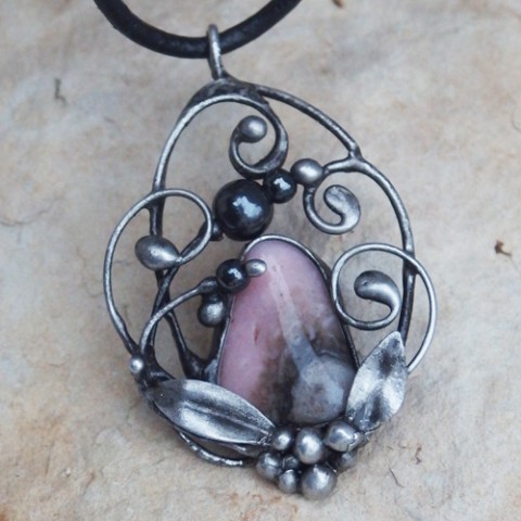 Růžový opál s hematitem náhrdelník přívěsek cín perleť minerál tiffany perla cínování serpentin cínový letování gagát 