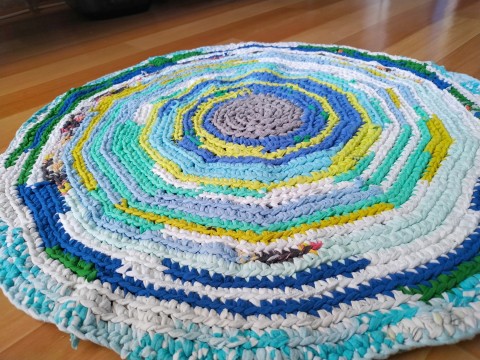 Barevný kobereček kruh originální háčkovaný barevný kulatý textilní kobereček hadrák ústřižky směsový 