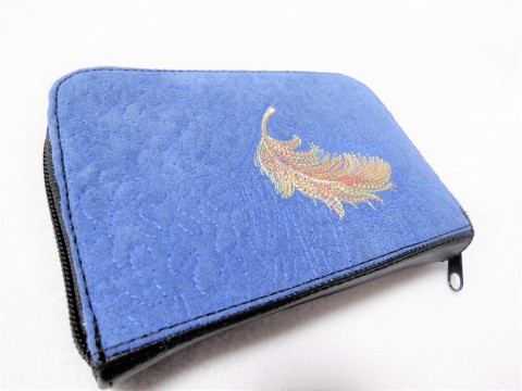 Zipová peněženka PÍRKO modrá barevná nebe výšivka pírko veselá duhová peří zipová s kapsičkou na telefon na karty 