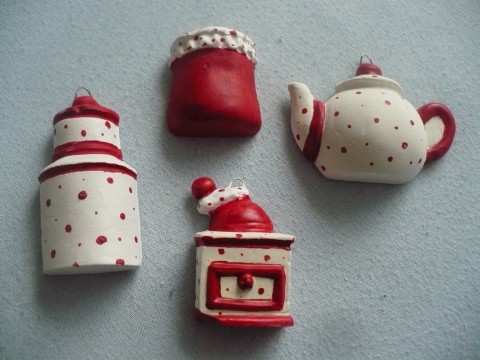 Kuchyňka - dekorace červená dekorace bílá puntíky konvička konvice mlýnek marmeláda sádra 