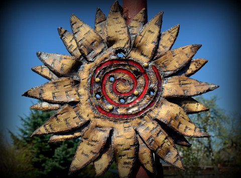 domovní znamení, slunce červená dekorace obrázek slunce spirála sluníčko reliéf kachle domovní znamení obrázek na zeď keramické slunce slunce na zeď zlatá spirála keramika barakuda 